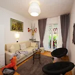 Melanija 2 *